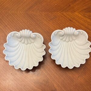 Limoges. A pair of vintage Shell bowls.
White. 5”x 5”. 1 & 1/2” tall. EUC